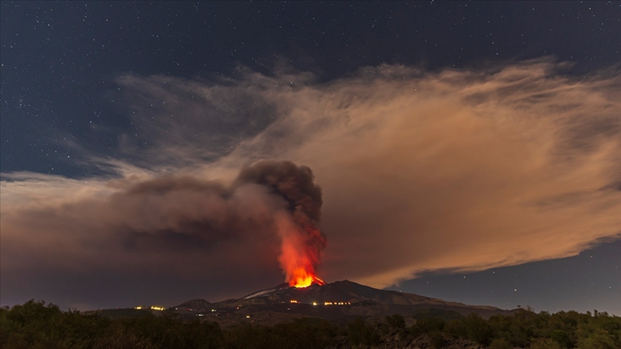 İtaliyanın Etna vulkanından görüntülər-VİDEO