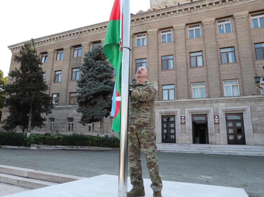 Prezident İlham Əliyev Xankəndi şəhərində Dövlət Bayrağını ucaldıb -FOTO