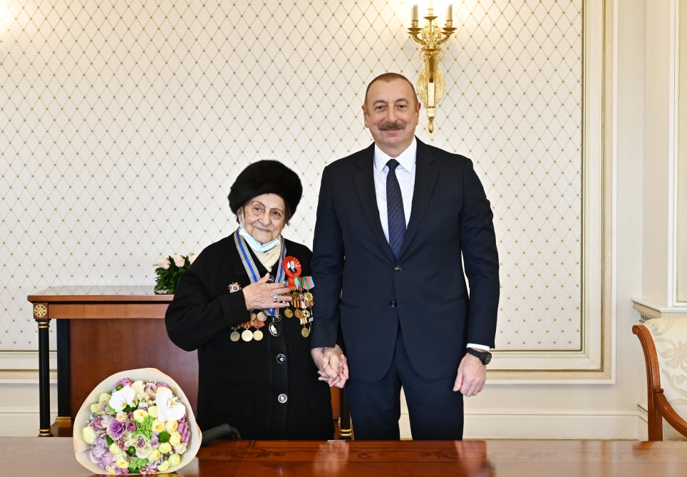 Prezident İlham Əliyev 100 yaşlı veterana “İstiqlal” ordenini təqdim edib