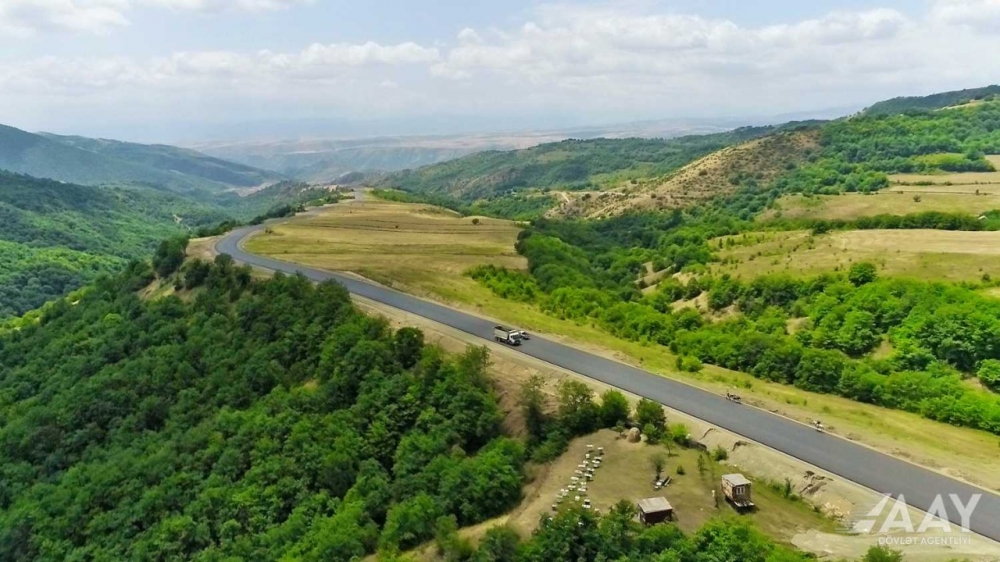 Laçın şəhərinə daxil olmadan keçən yeni yolun tikintisi yekunlaşıb - FOTO