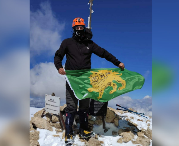 Alpinist Cavid Abdullazadə Şahdağ zirvəsində Səfəvi bayrağını dalğalandırıb