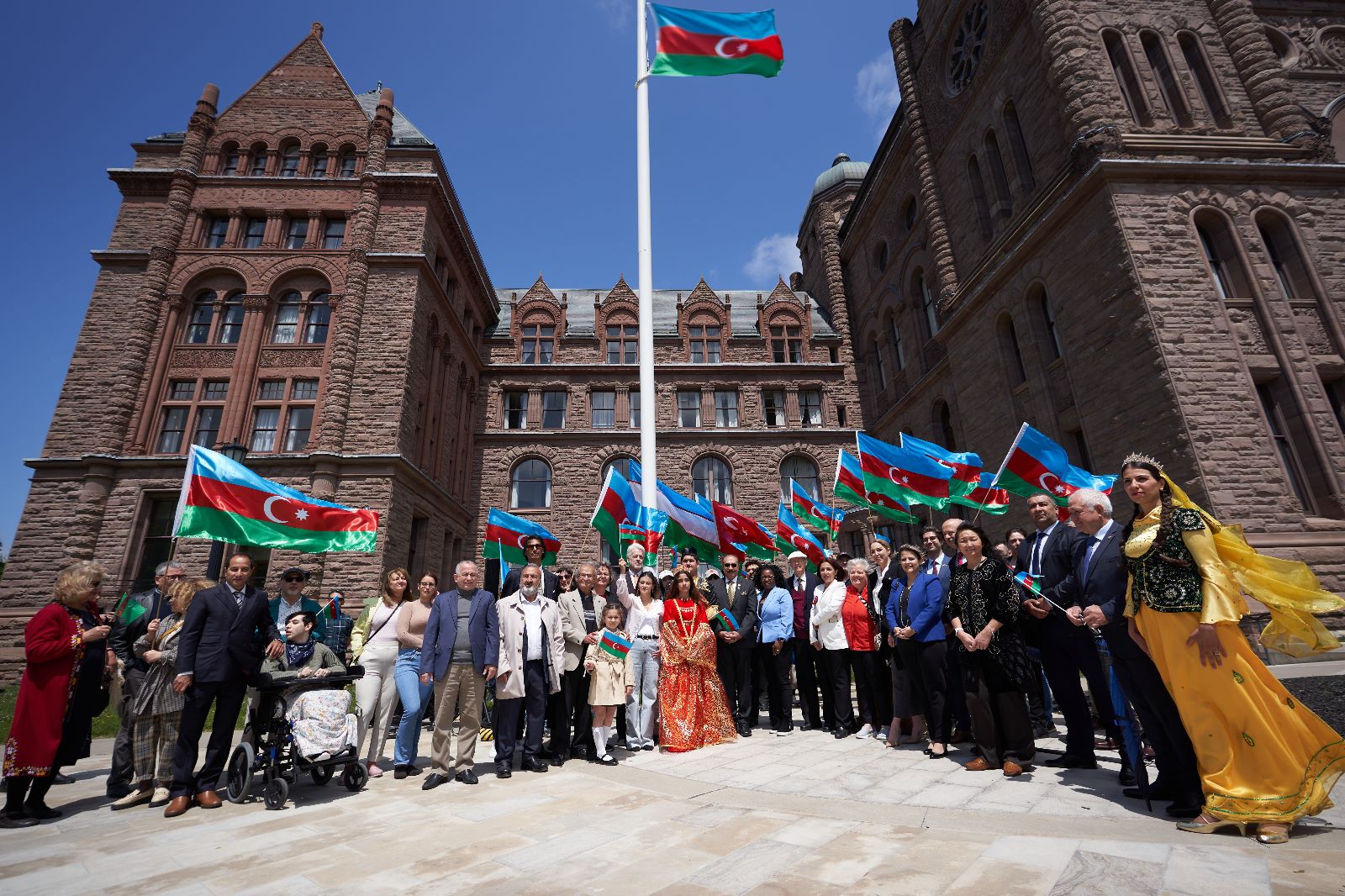Ontario parlamentinin önündə Azərbaycan Bayrağı qaldırılıb-FOTO