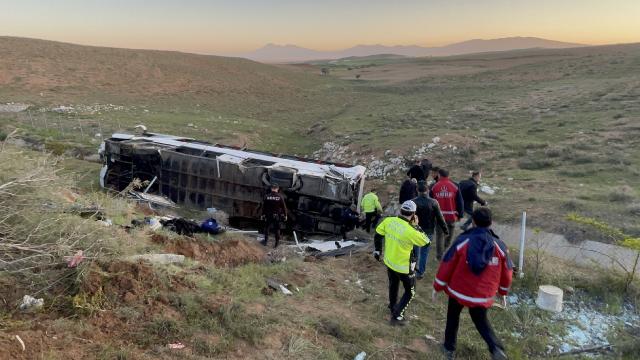 Türkiyədə tələbələri daşıyan avtobus qəzaya düşüb-ÖLƏNLƏR VAR-FOTO