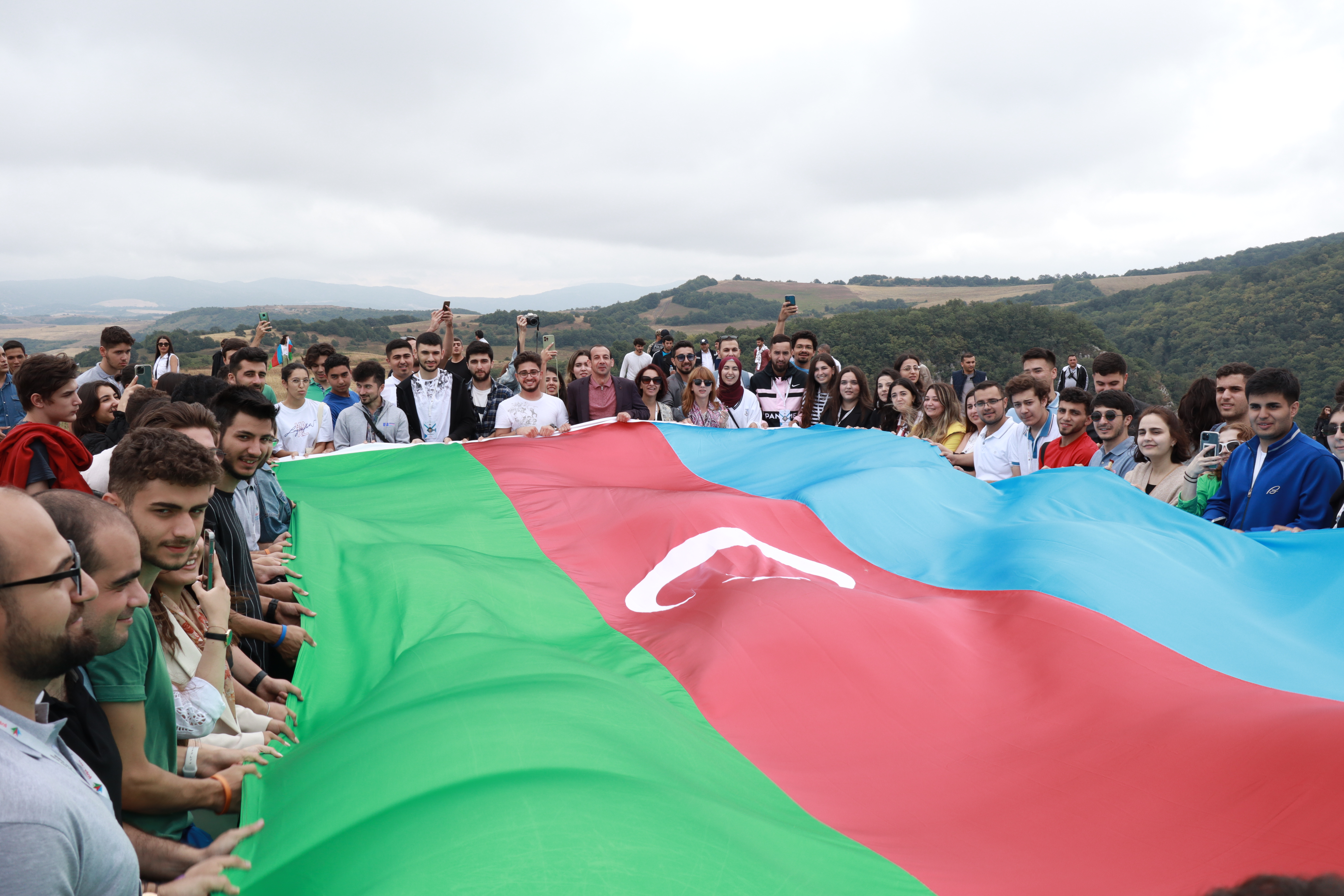 Azərbaycan bayrağı Cıdır düzündə dalğalanır