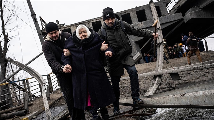 Ukraynanın İrpin şəhərinin sakinləri canlarını qurtarmağa çalışır-FOTO